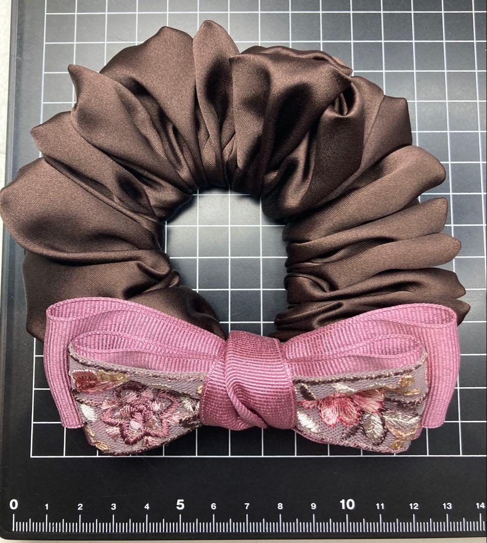 ハンドメイドシュシュM-4257♡ブラウンサテン♡インド刺繍リボン付♡