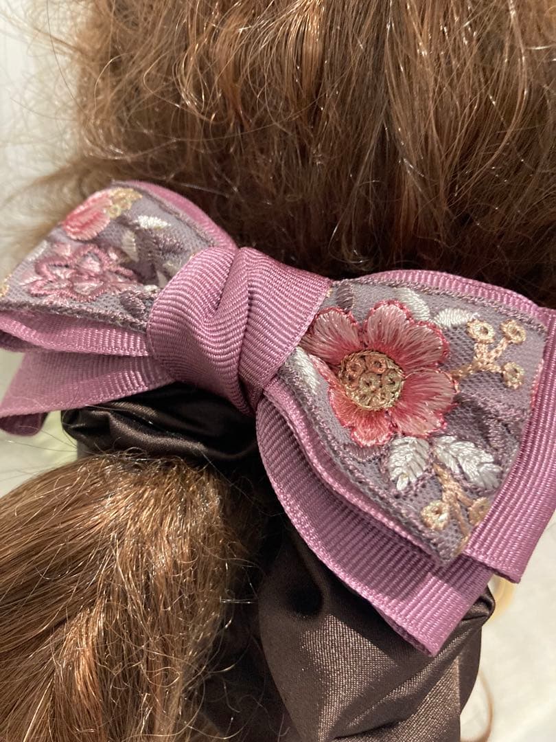 ハンドメイドシュシュM-4257♡ブラウンサテン♡インド刺繍リボン付♡