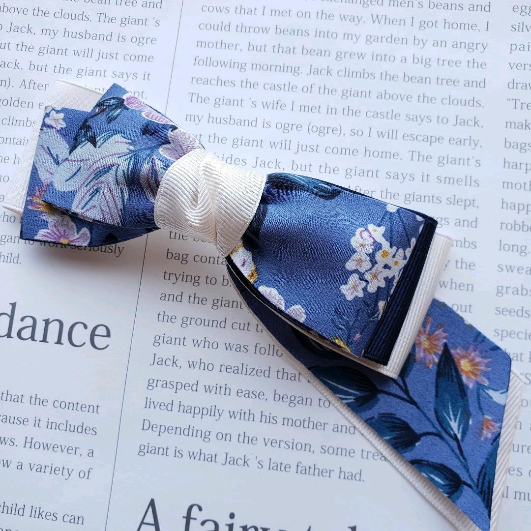 リボン　ヘアゴム♡アシンメトリー♡花柄ブルー×オフホワイト♡ハンドメイド