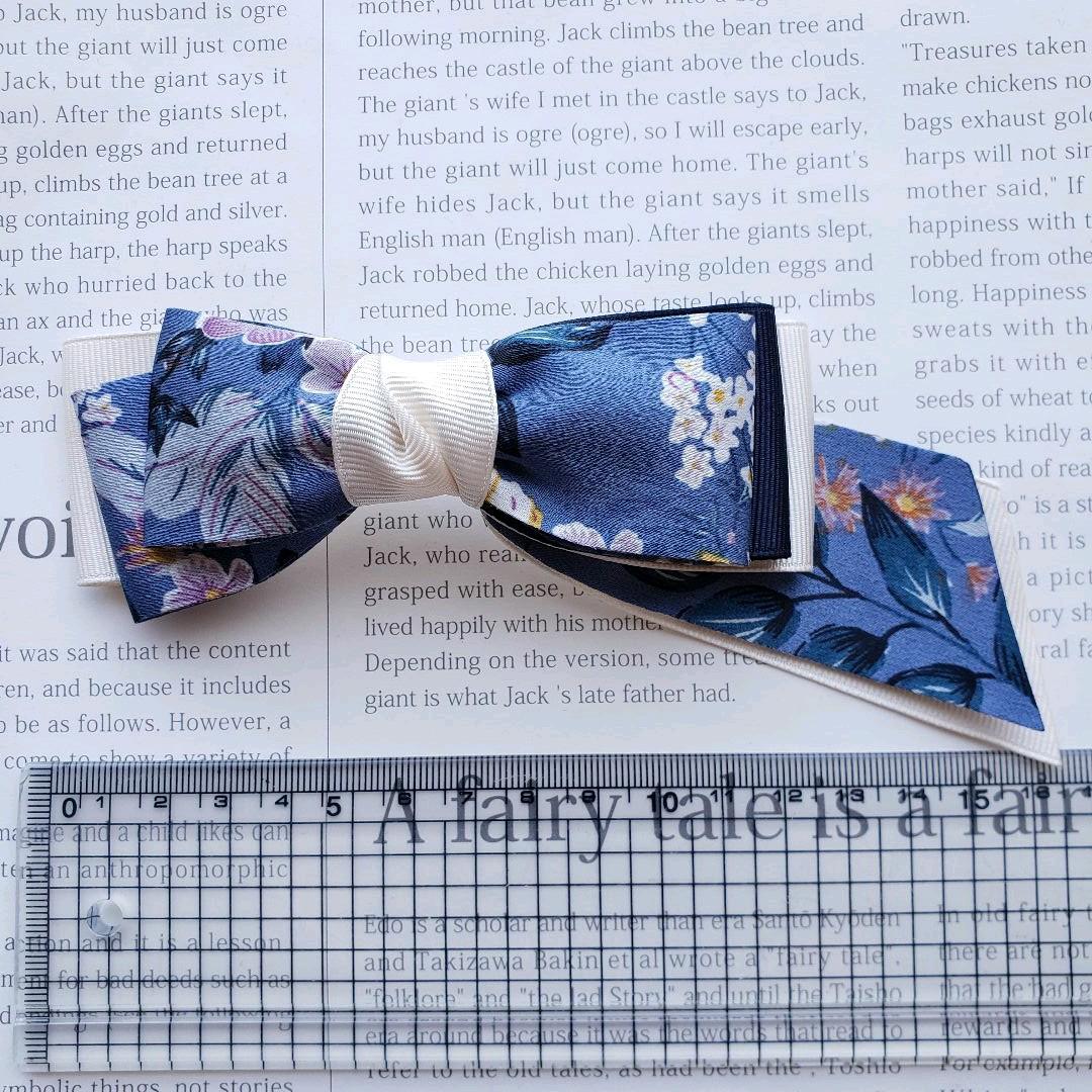 リボン　ヘアゴム♡アシンメトリー♡花柄ブルー×オフホワイト♡ハンドメイド