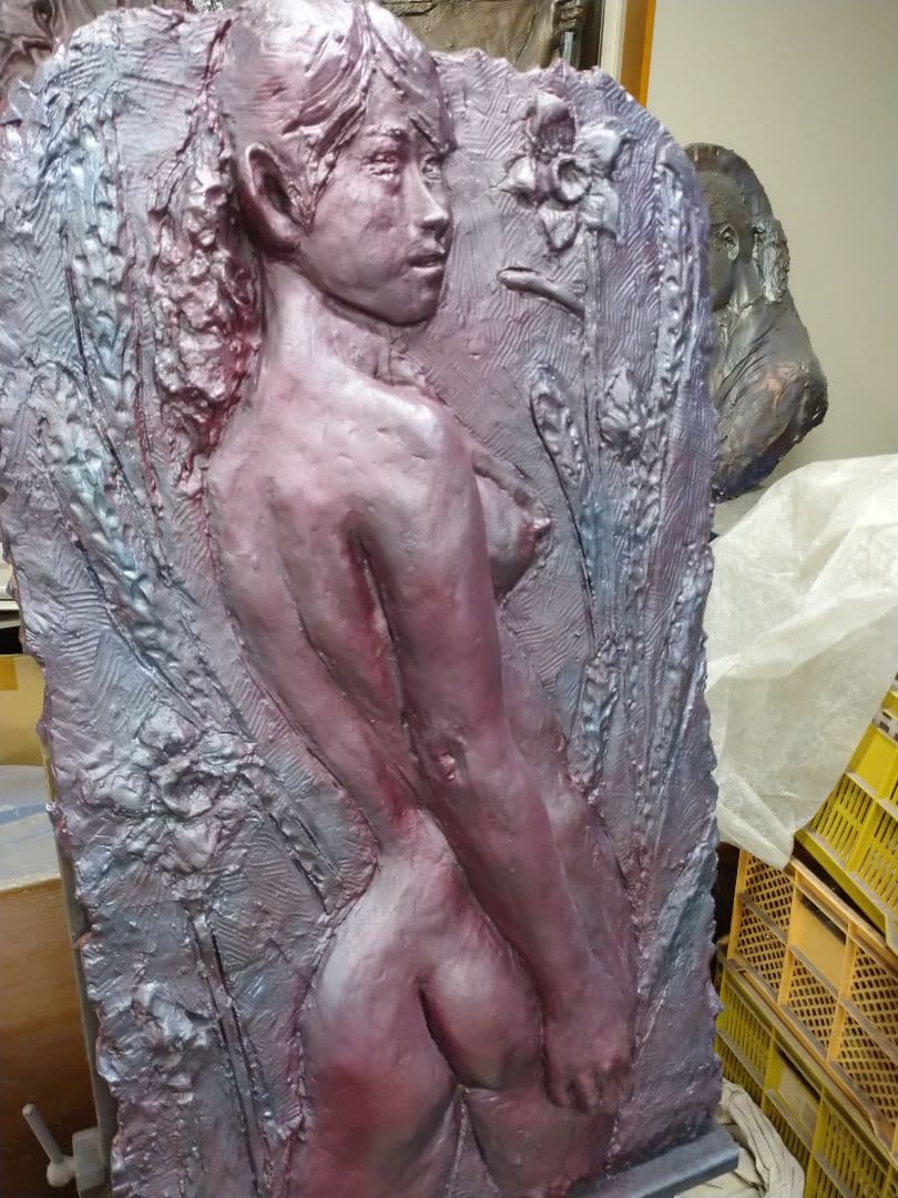 彫刻レリーフ花と少女