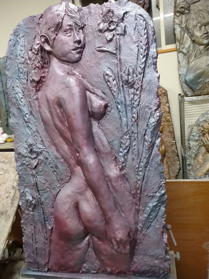 彫刻レリーフ花と少女