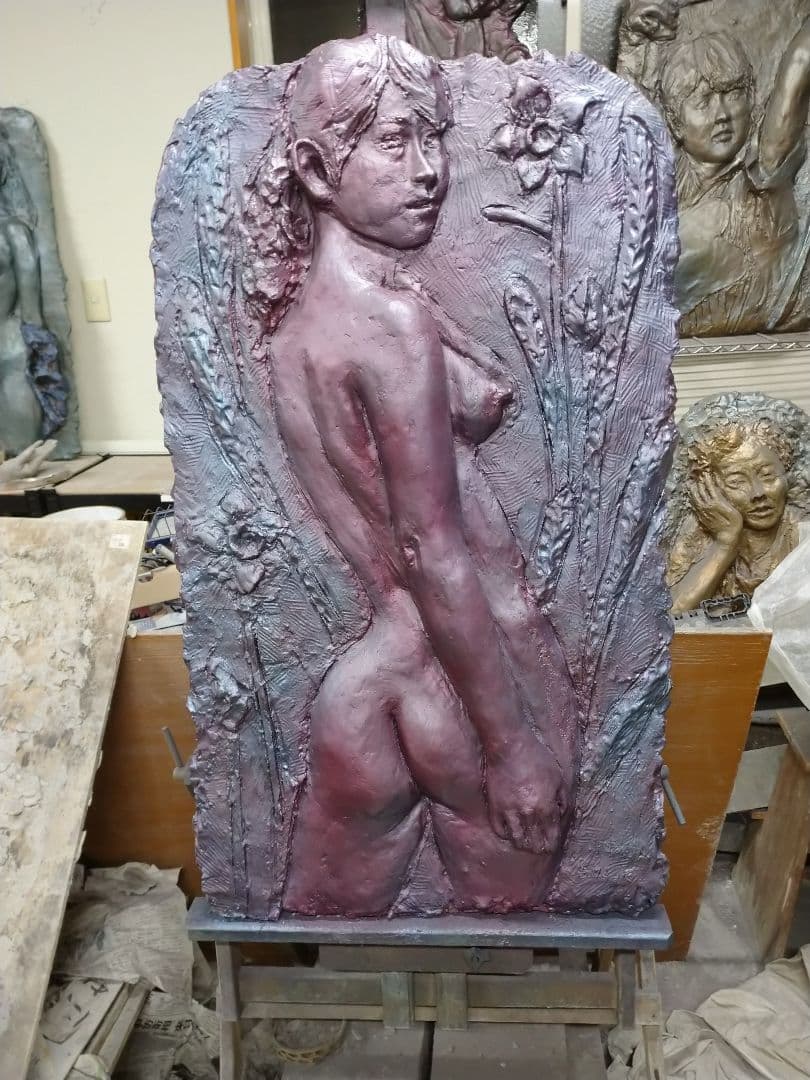 彫刻レリーフ花と少女