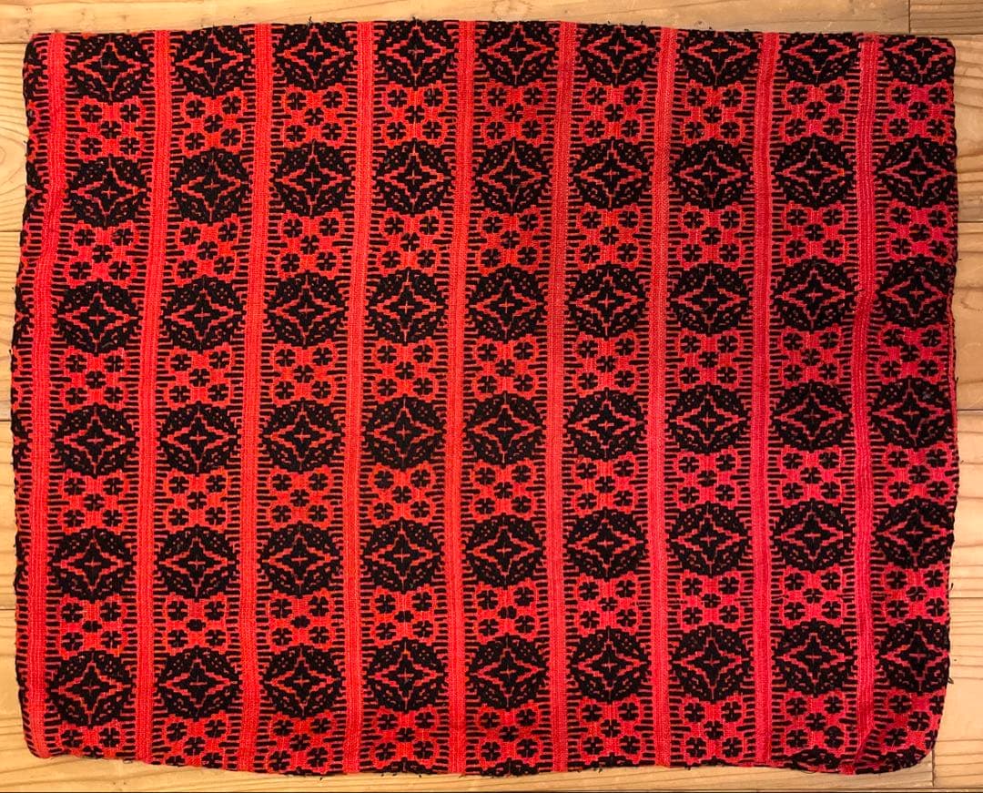 東欧 ハンガリー　刺繍　クッションカバー　民族柄