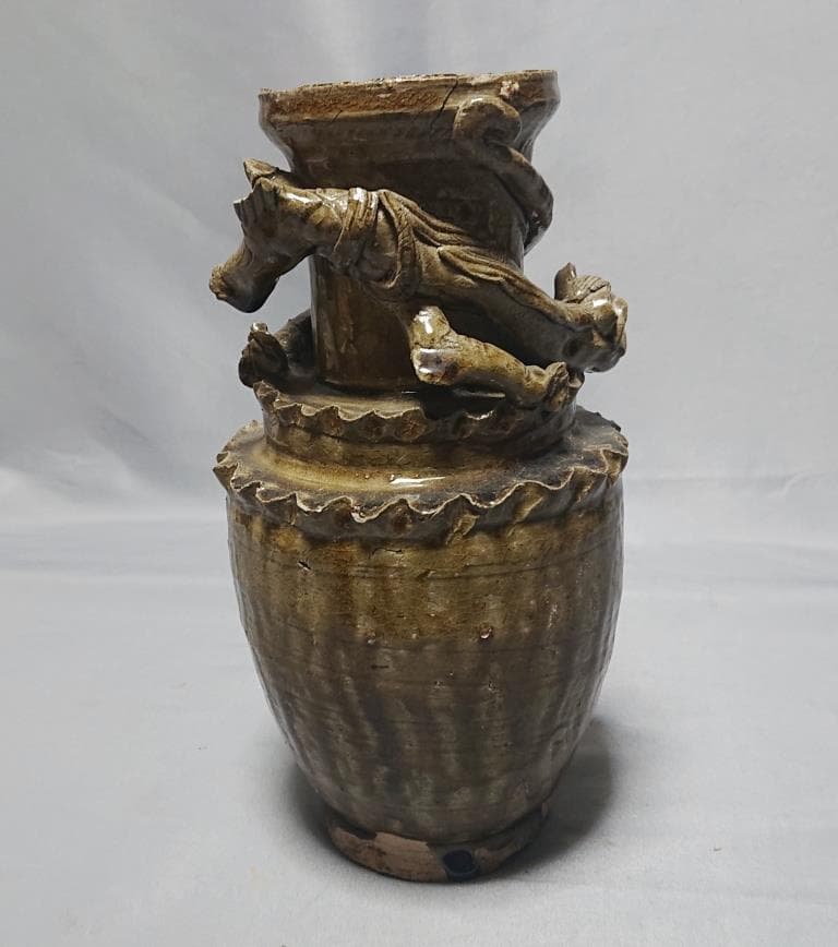 コレクター収集品　中国　宋時代　青磁貼花蛟龍獣瓶