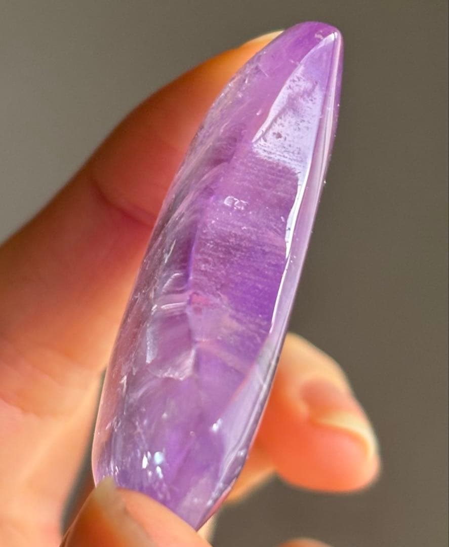 あ〜きゃん♬様　高品質　ラベンダーアメジスト　月　ムーン　握り石　透明感