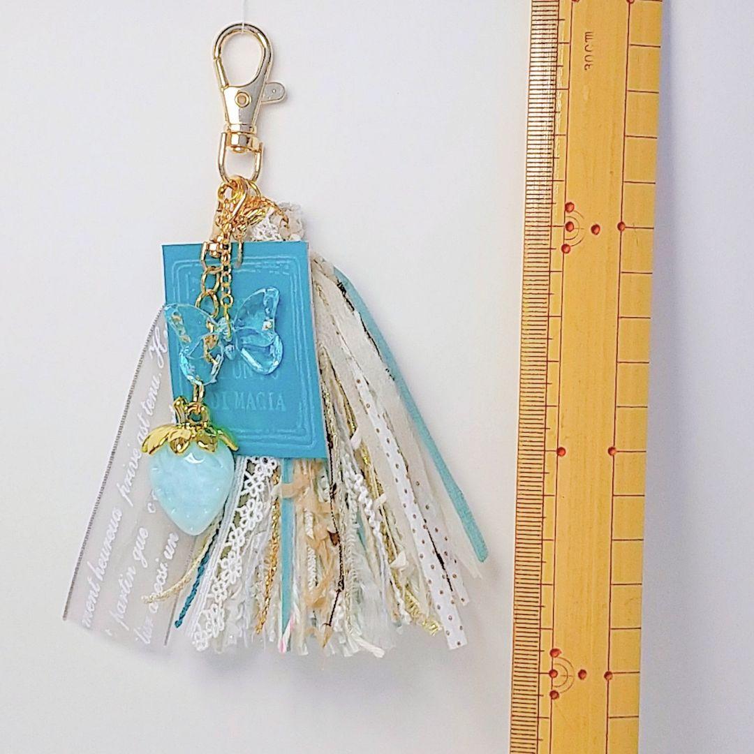 ◆ ハンドメイド 革タグ 糸 タッセル バッグチャーム いちご 苺 水色 ブルー