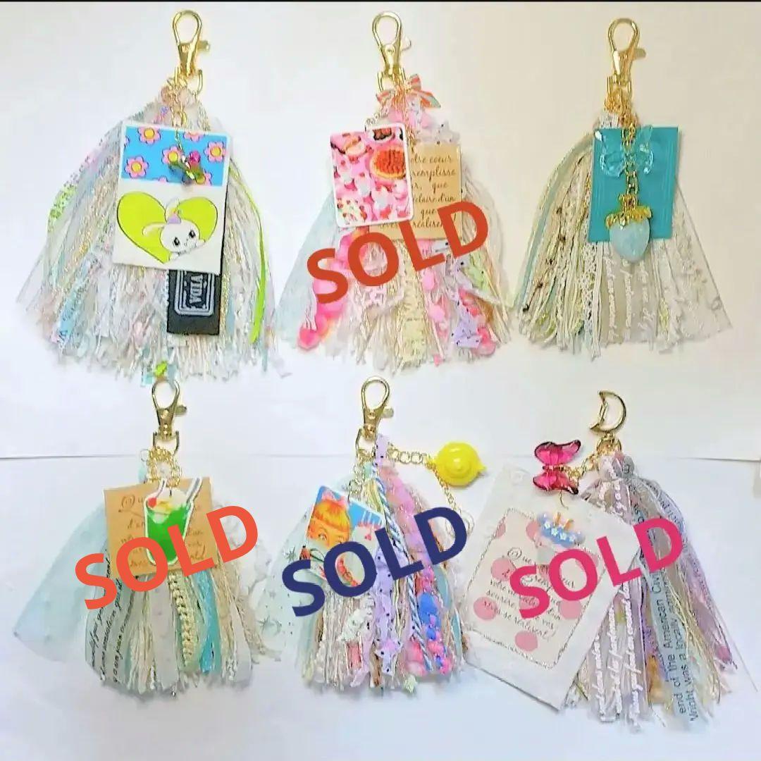 ◆ ハンドメイド 革タグ 糸 タッセル バッグチャーム いちご 苺 水色 ブルー