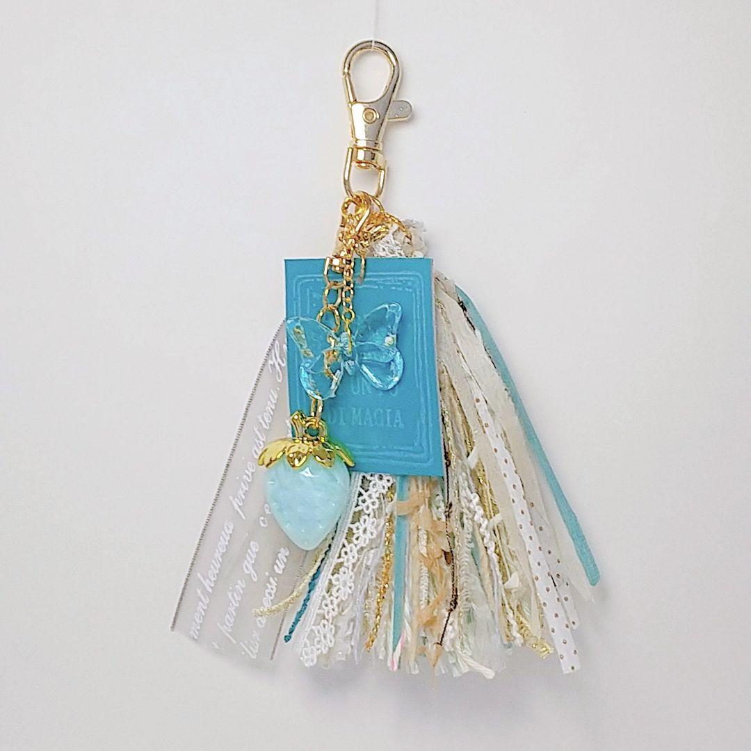 ◆ ハンドメイド 革タグ 糸 タッセル バッグチャーム いちご 苺 水色 ブルー