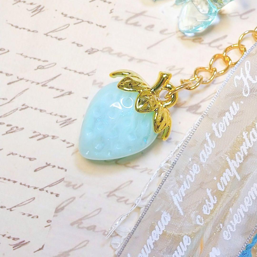 ◆ ハンドメイド 革タグ 糸 タッセル バッグチャーム いちご 苺 水色 ブルー