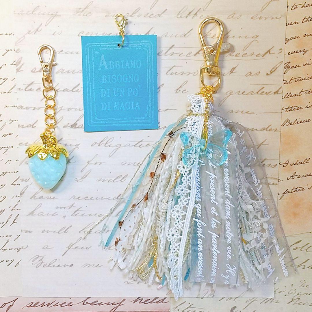◆ ハンドメイド 革タグ 糸 タッセル バッグチャーム いちご 苺 水色 ブルー