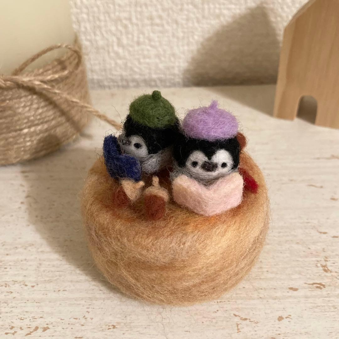 読書の秋のペンギンさん　羊毛フェルト