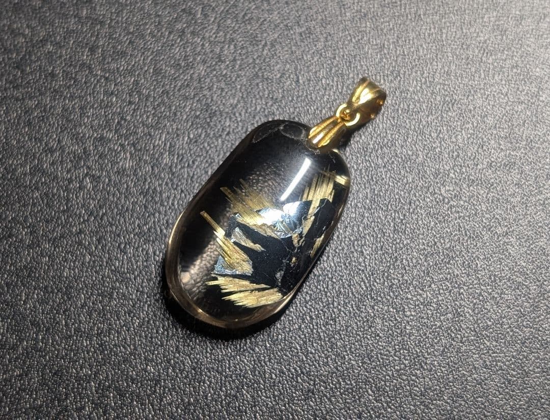 高品質個性派艶針ヘマタイト入りタイチンゴールドルチルクォーツペンダントトップ