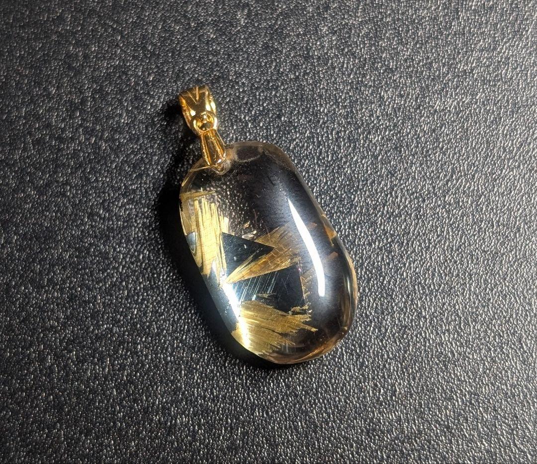 高品質個性派艶針ヘマタイト入りタイチンゴールドルチルクォーツペンダントトップ