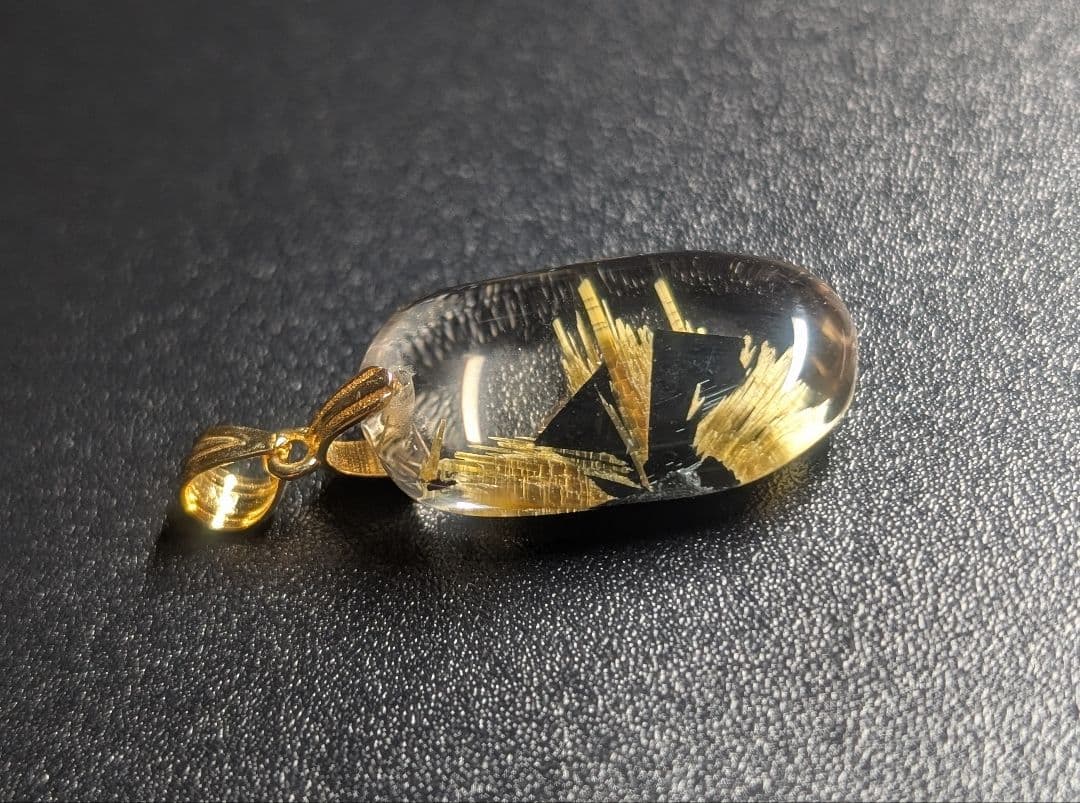 高品質個性派艶針ヘマタイト入りタイチンゴールドルチルクォーツペンダントトップ