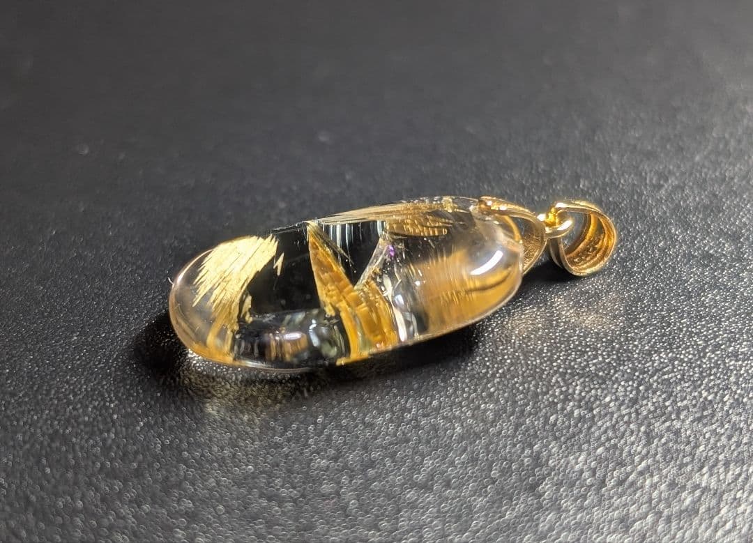 高品質個性派艶針ヘマタイト入りタイチンゴールドルチルクォーツペンダントトップ