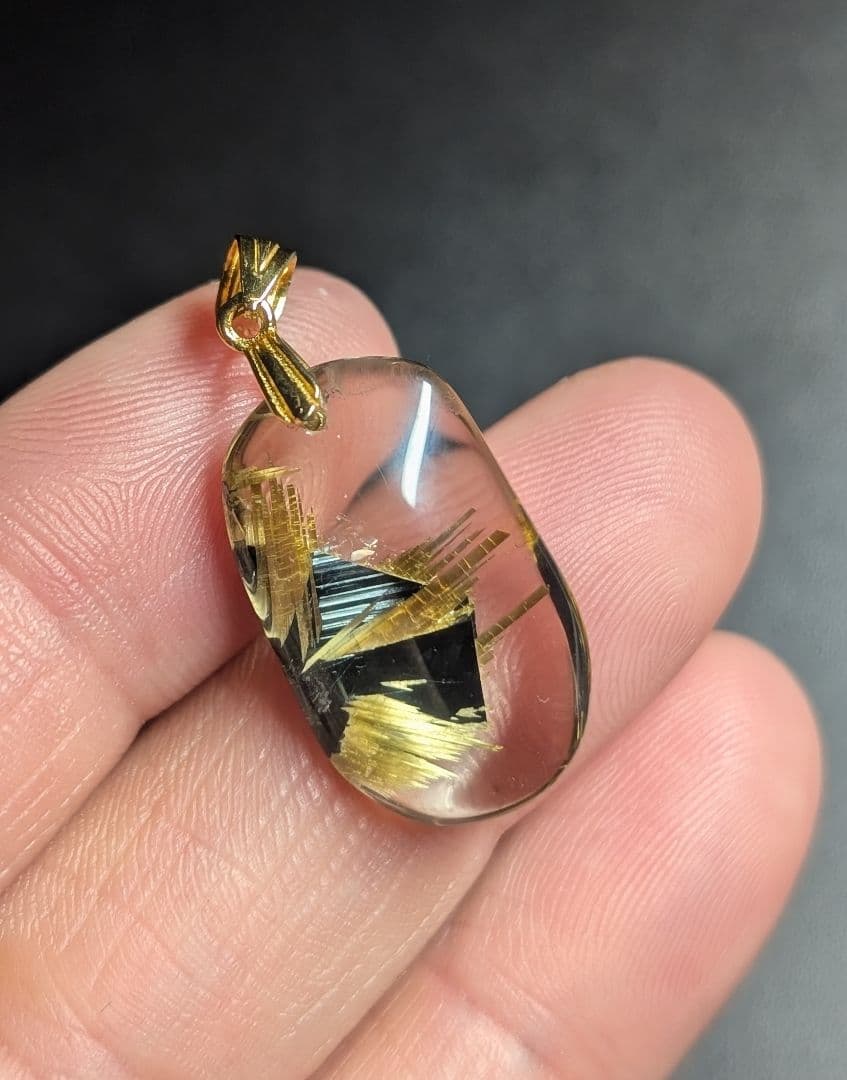 高品質個性派艶針ヘマタイト入りタイチンゴールドルチルクォーツペンダントトップ
