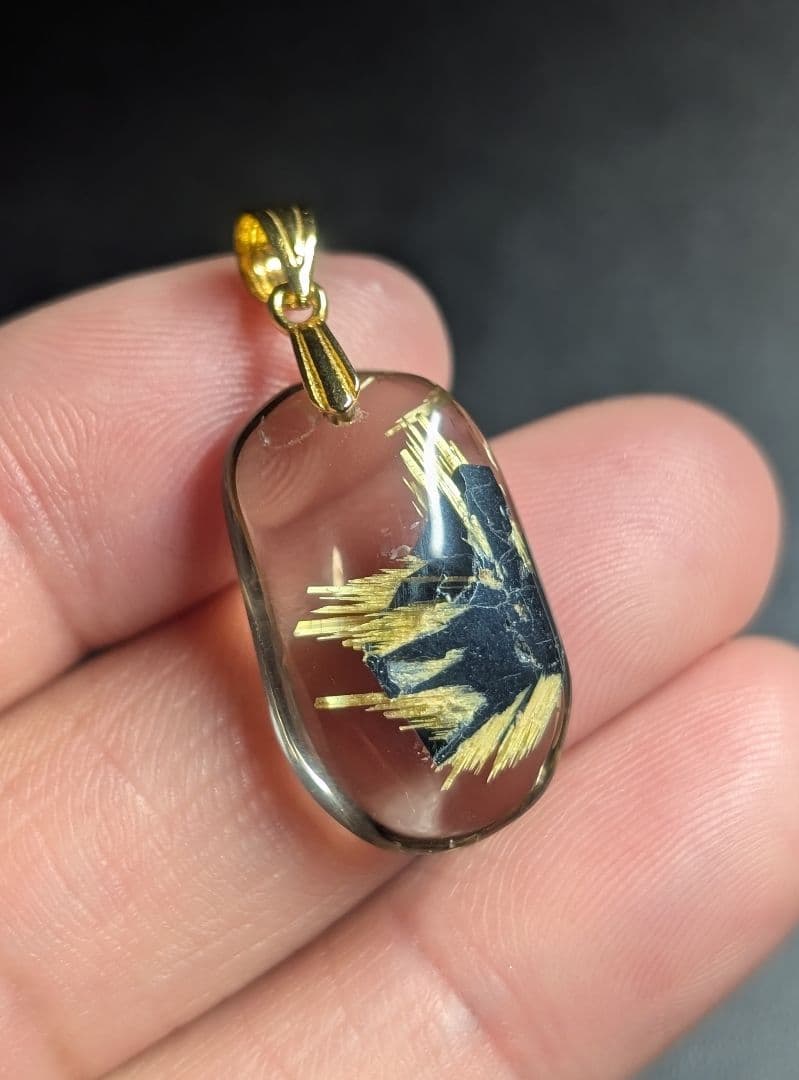 高品質個性派艶針ヘマタイト入りタイチンゴールドルチルクォーツペンダントトップ
