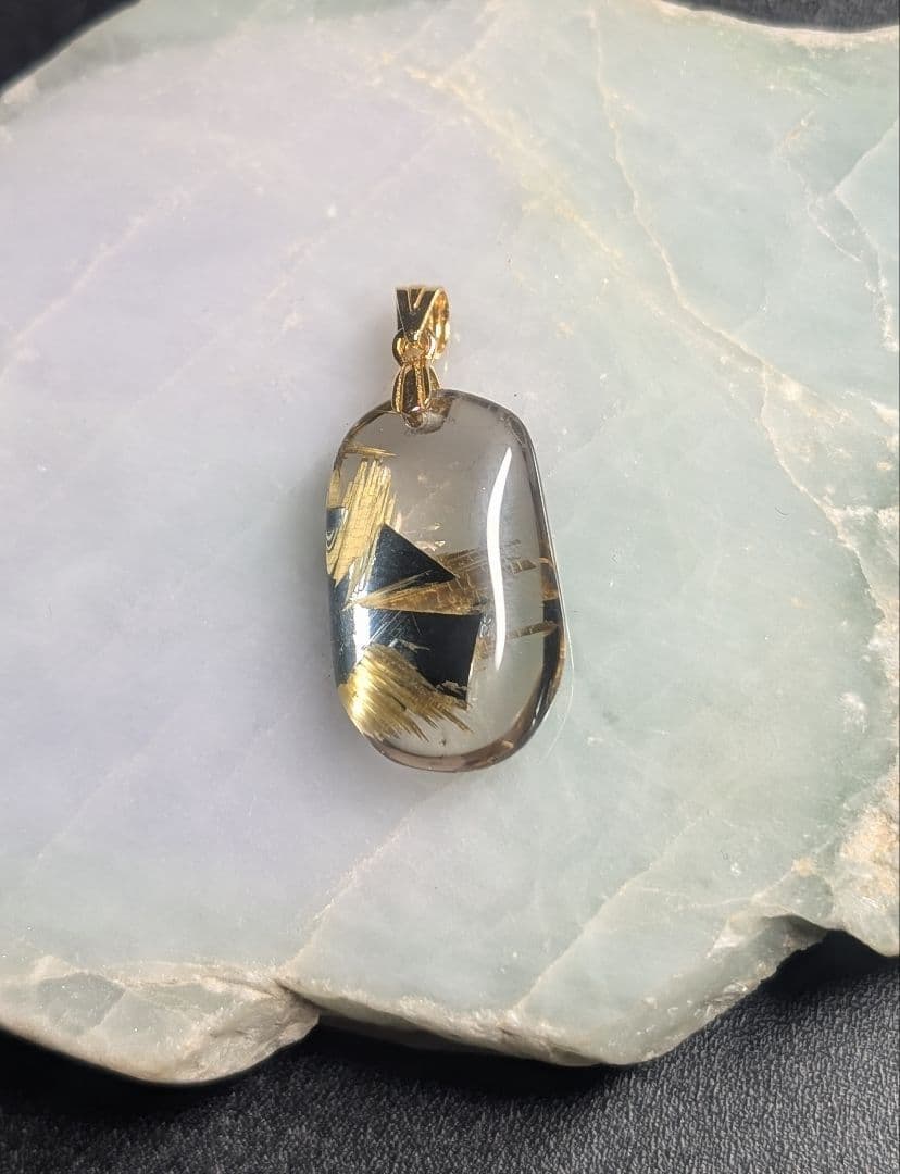 高品質個性派艶針ヘマタイト入りタイチンゴールドルチルクォーツペンダントトップ