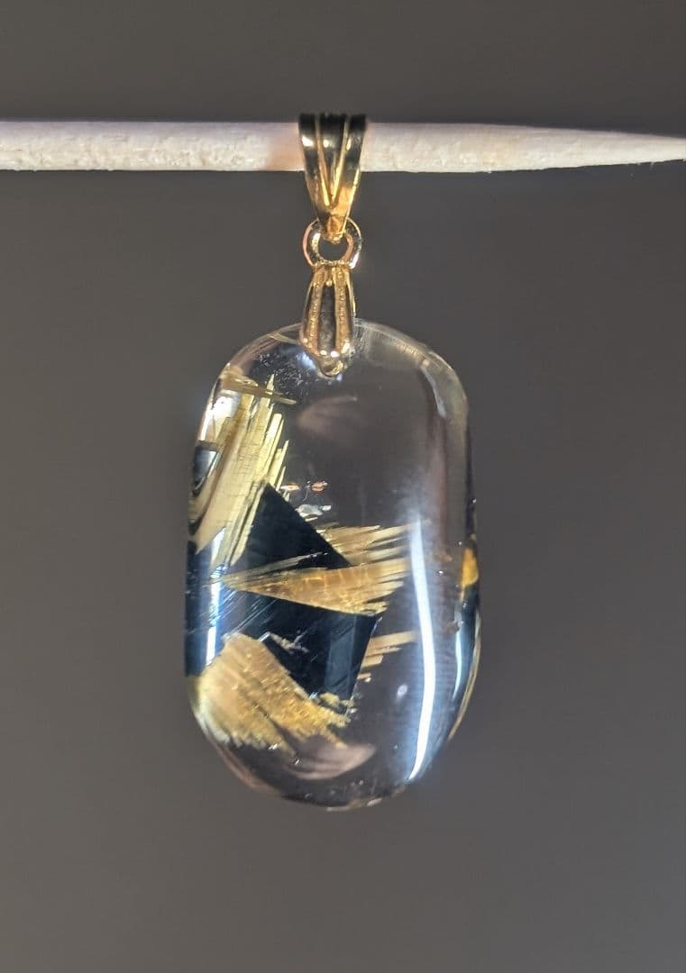 高品質個性派艶針ヘマタイト入りタイチンゴールドルチルクォーツペンダントトップ