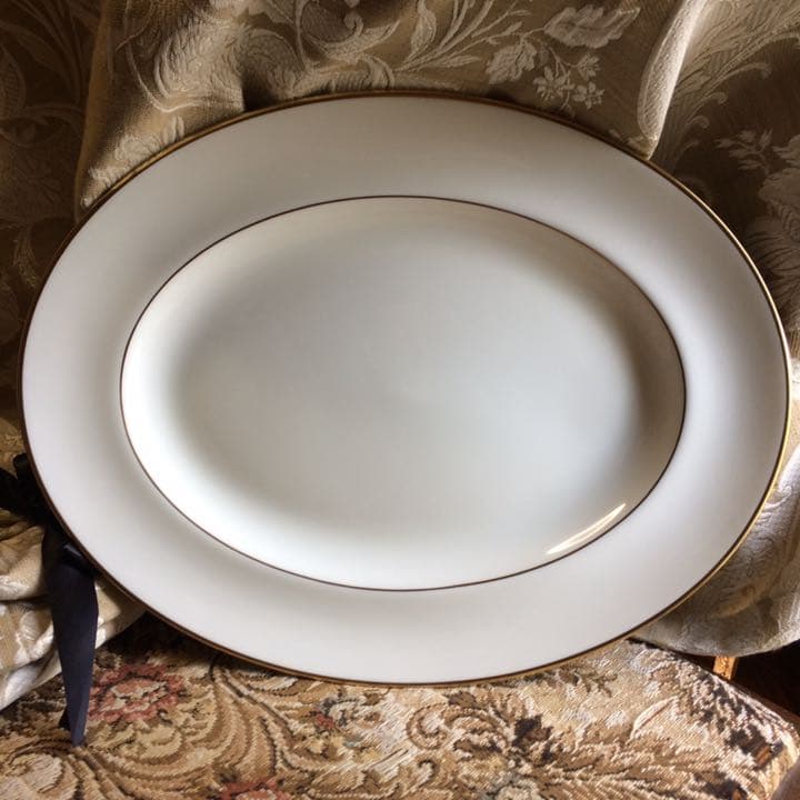 黒壺 WEDEWOOD CALIFORNIA 英国の輝きを纏う オーバルプラター