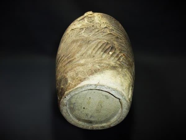 浮彫りの老人と僧侶の陶器の壺 古壺 彫刻 面取り 花生 花瓶 時代物 骨董