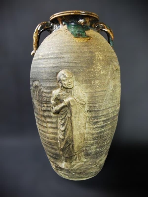 浮彫りの老人と僧侶の陶器の壺 古壺 彫刻 面取り 花生 花瓶 時代物 骨董