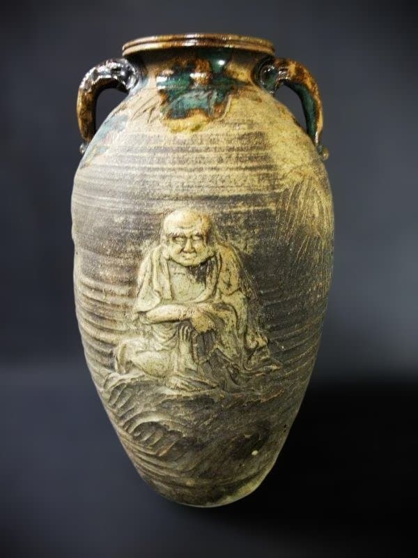 浮彫りの老人と僧侶の陶器の壺 古壺 彫刻 面取り 花生 花瓶 時代物 骨董