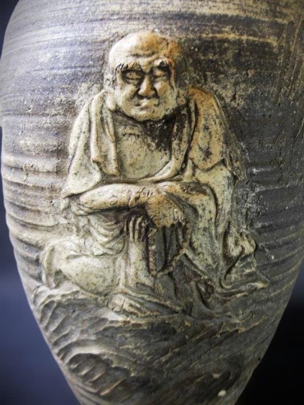 浮彫りの老人と僧侶の陶器の壺 古壺 彫刻 面取り 花生 花瓶 時代物 骨董