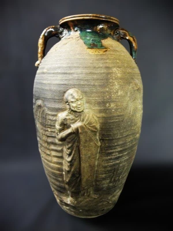 浮彫りの老人と僧侶の陶器の壺 古壺 彫刻 面取り 花生 花瓶 時代物 骨董