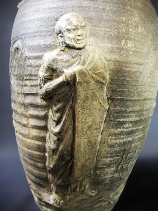 浮彫りの老人と僧侶の陶器の壺 古壺 彫刻 面取り 花生 花瓶 時代物 骨董