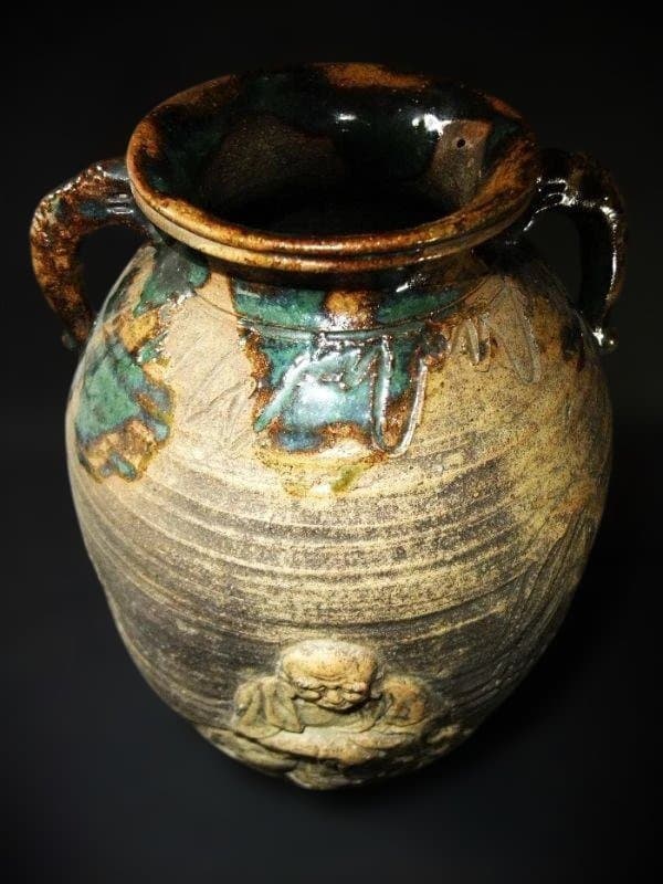 浮彫りの老人と僧侶の陶器の壺 古壺 彫刻 面取り 花生 花瓶 時代物 骨董