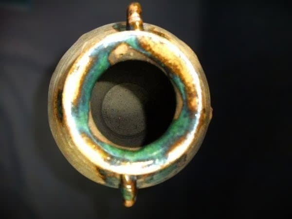 浮彫りの老人と僧侶の陶器の壺 古壺 彫刻 面取り 花生 花瓶 時代物 骨董