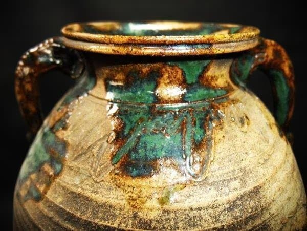 浮彫りの老人と僧侶の陶器の壺 古壺 彫刻 面取り 花生 花瓶 時代物 骨董