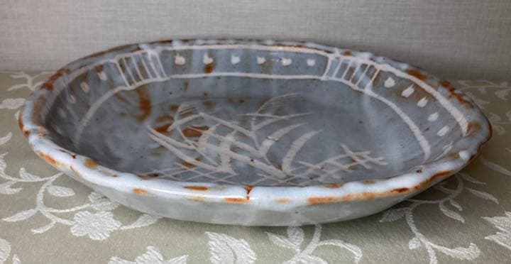 陶器　大皿　足つき　菊泉窯　志野焼　きく　サインあり