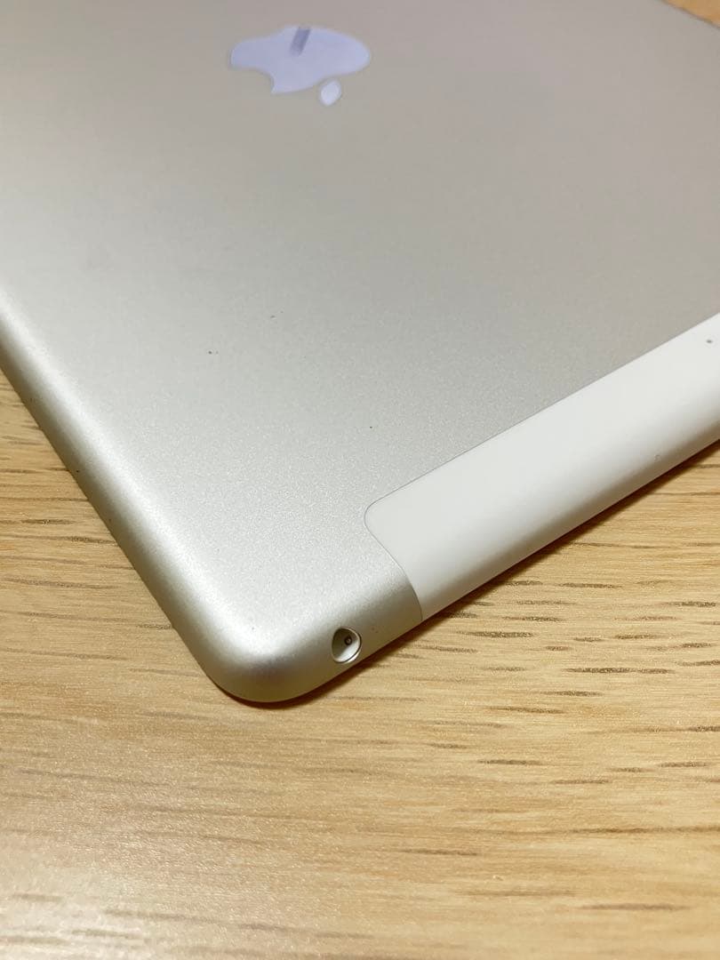 美品 バッテリー良好 iPad 第7世代 32GB Wi-Fi セルラードコモ