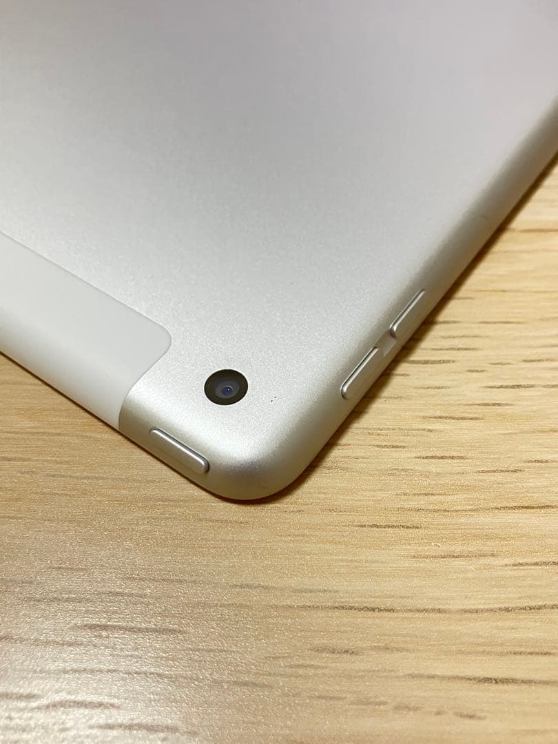 美品 バッテリー良好 iPad 第7世代 32GB Wi-Fi セルラードコモ