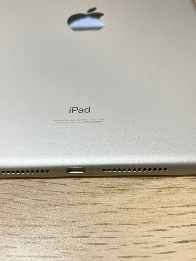 美品 バッテリー良好 iPad 第7世代 32GB Wi-Fi セルラードコモ