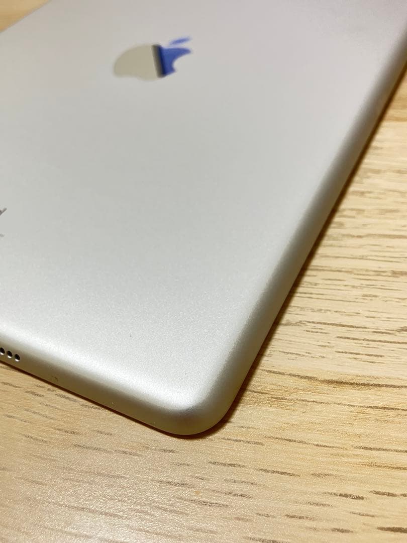 美品 バッテリー良好 iPad 第7世代 32GB Wi-Fi セルラードコモ