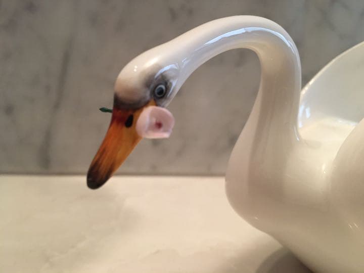 ビンテージ　マルリMaruri ボーンチャイナバラを咥えた美しい白鳥オブジェ