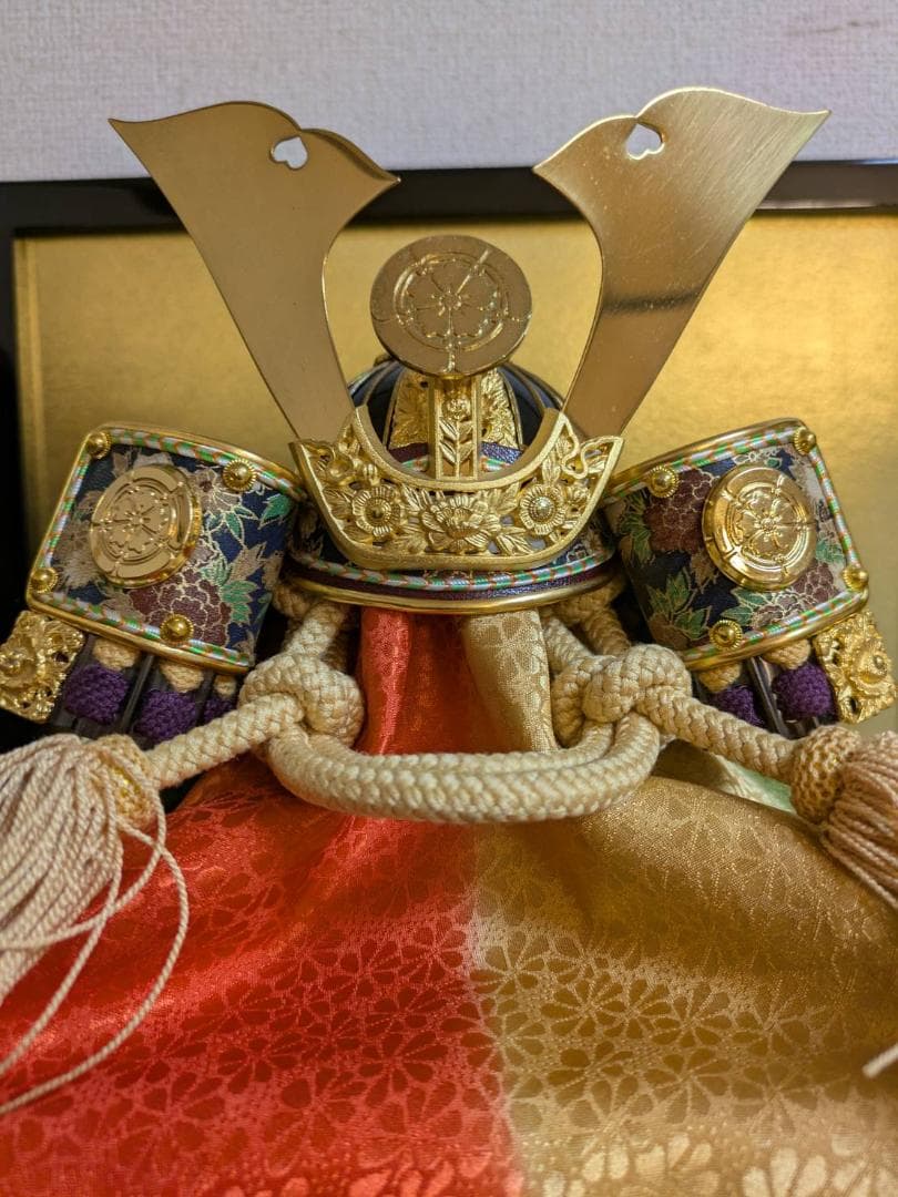 【織田信長公】創業314年 吉徳　兜飾り9号（弓太刀／絹目屏風／流備畳飾り台付）