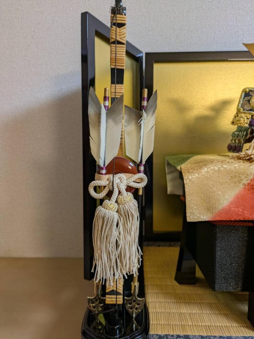 【織田信長公】創業314年 吉徳　兜飾り9号（弓太刀／絹目屏風／流備畳飾り台付）