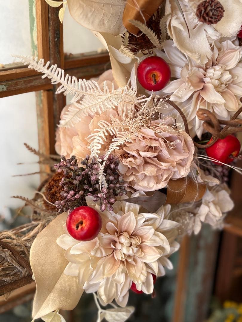 ナチュラルフラワーリース 赤いリンゴ付き　約40センチ