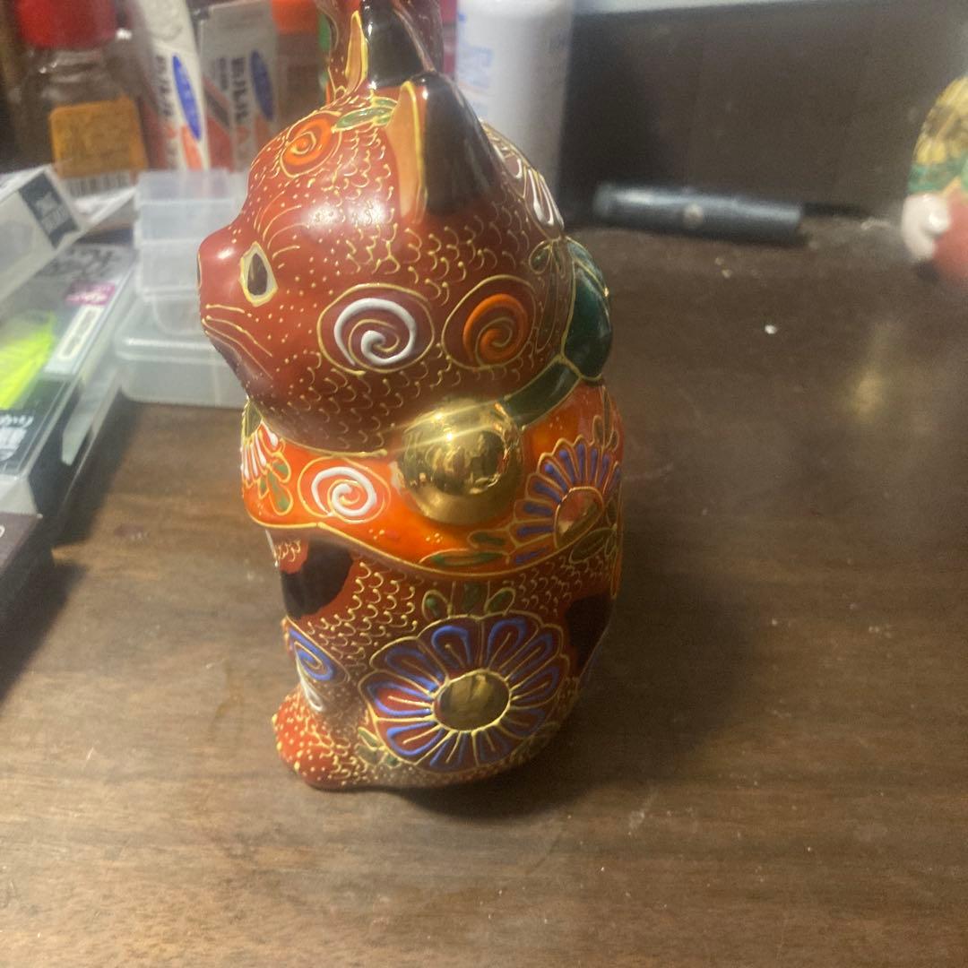 九谷焼　招き猫　右手挙げ　　赤