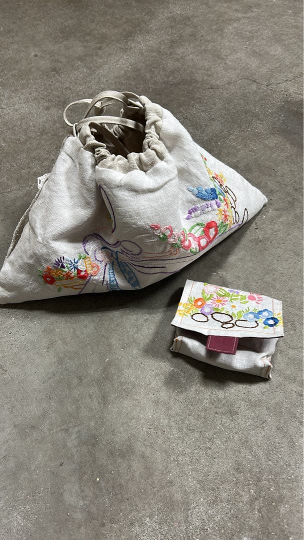 ビンテージクロス刺繍入りリネン巾着袋と小物入れ