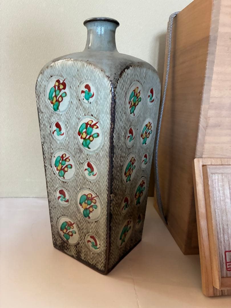 【人間国宝】島岡達三　象嵌赤絵草花文方壺　共箱有り