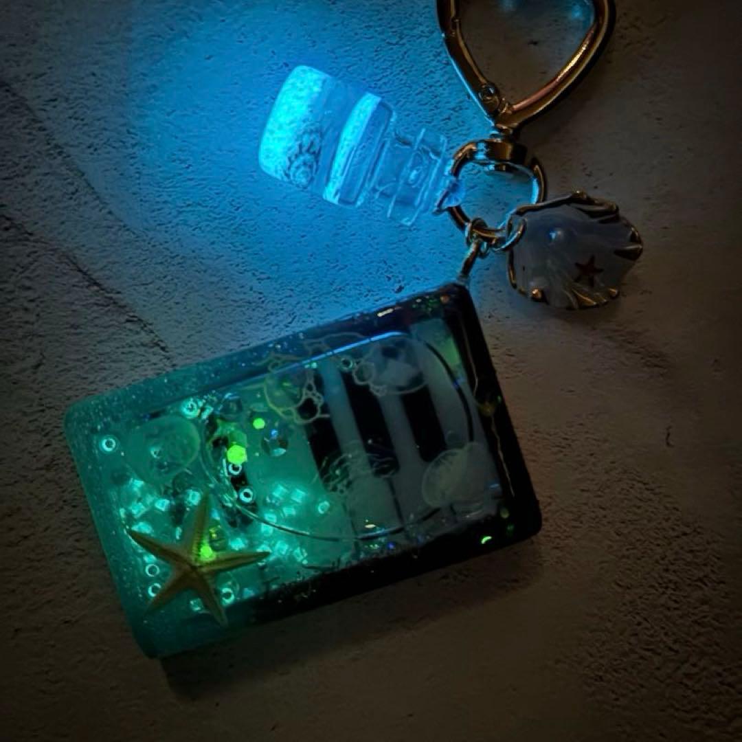レジンシェイカーキーホルダー　ピアノ　海　クラゲ　グラデーション　蓄光