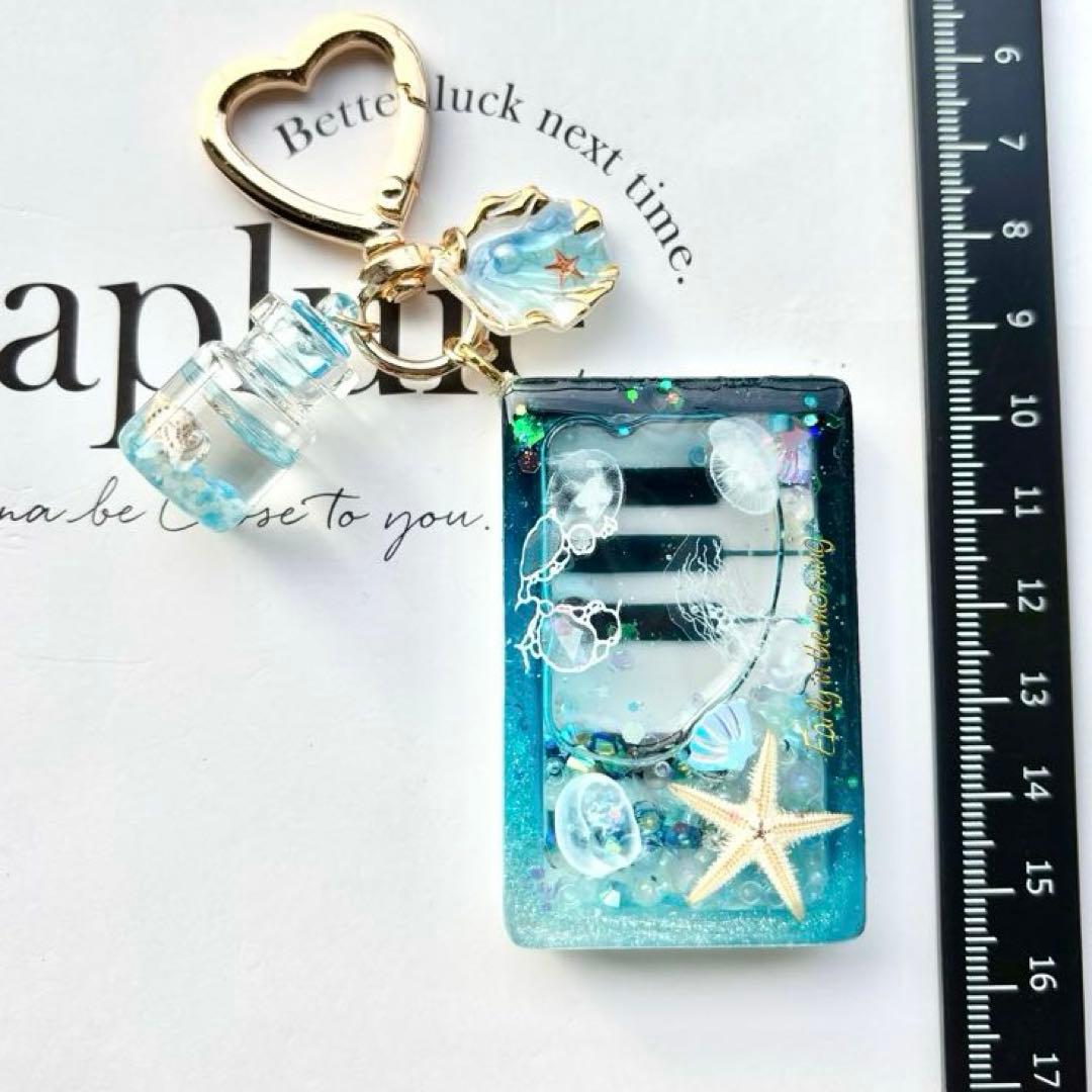 レジンシェイカーキーホルダー　ピアノ　海　クラゲ　グラデーション　蓄光