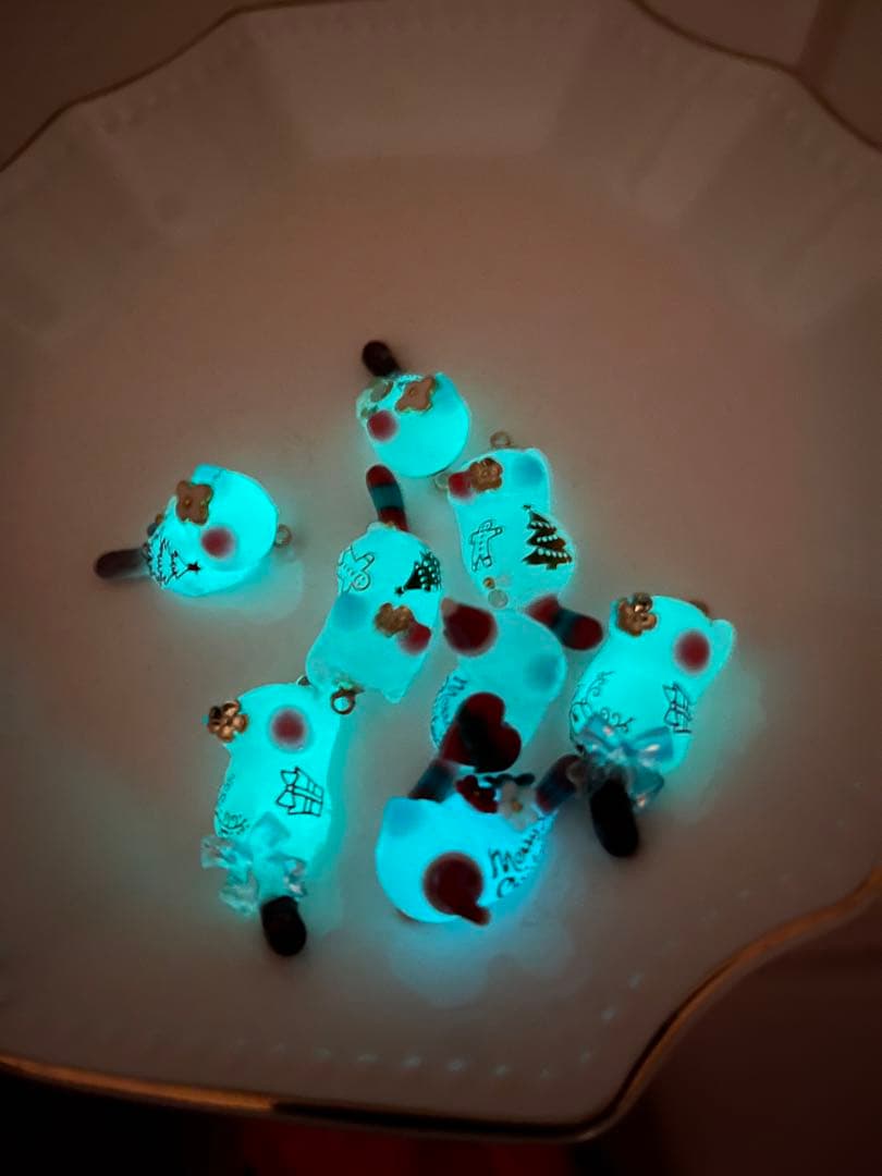 NO.158 ピアス　イヤリング　チャーム　じゃれ猫　レジン　クリスマス