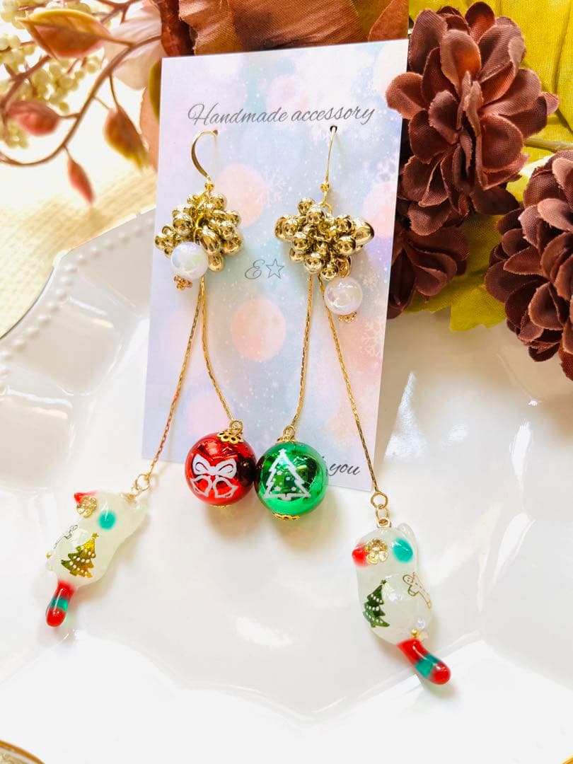 NO.158 ピアス　イヤリング　チャーム　じゃれ猫　レジン　クリスマス